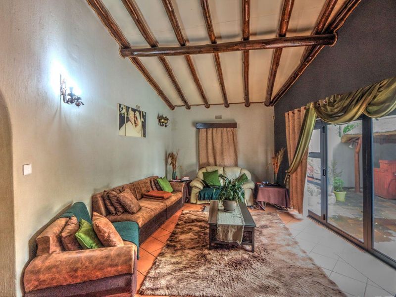 Spacious Family Home with Pool, Study and Entertainment Area - Photo 7