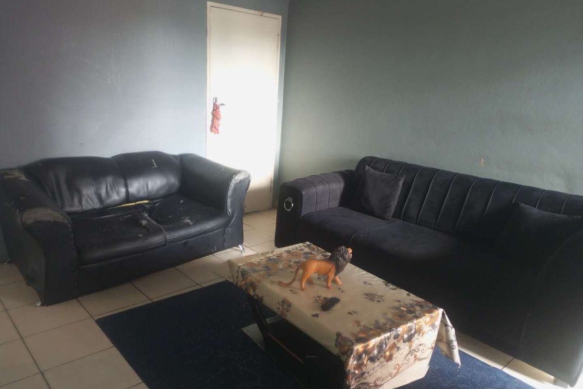 A spacious 1,5 bedroom apartment in Pretoria West is now for sale. - Photo 5