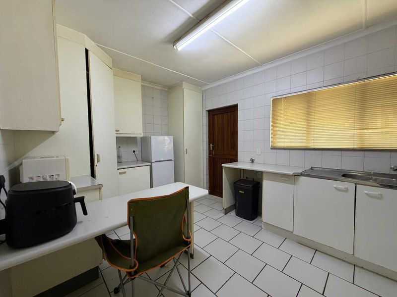 Hendra - Spacious Family Home in Prime La Lucia Location - Photo 7