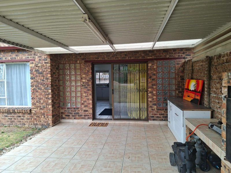 Simplex 3 Bedroom/2 Bathroom with lovely patio and braai area - Photo 9