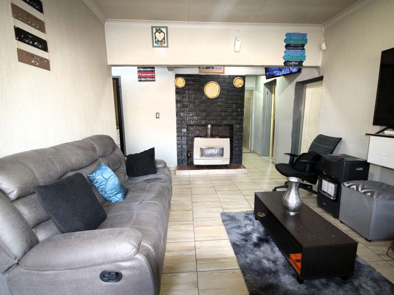 Immaculate 3 bedroom home - Photo 2