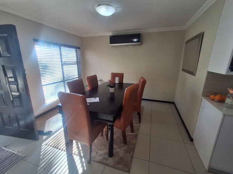 LUXURY, SECURITY AND STYLE IN DISTINGUISHED BASSONIA ROCK ESTATE - Photo 3