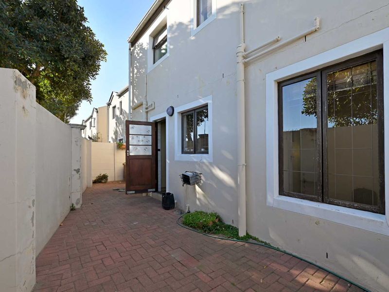 Spacious Family Home with Exceptional Indoor-Outdoor Living in Parklands - Photo 10