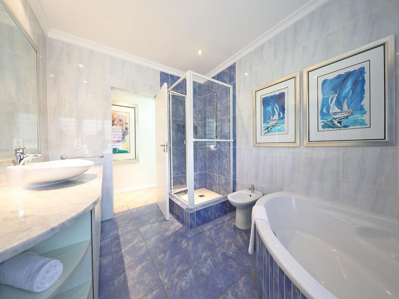 5 BEDROOM ARCHITECTURAL DREAM HOME IN PLATTEKLOOF - Photo 5