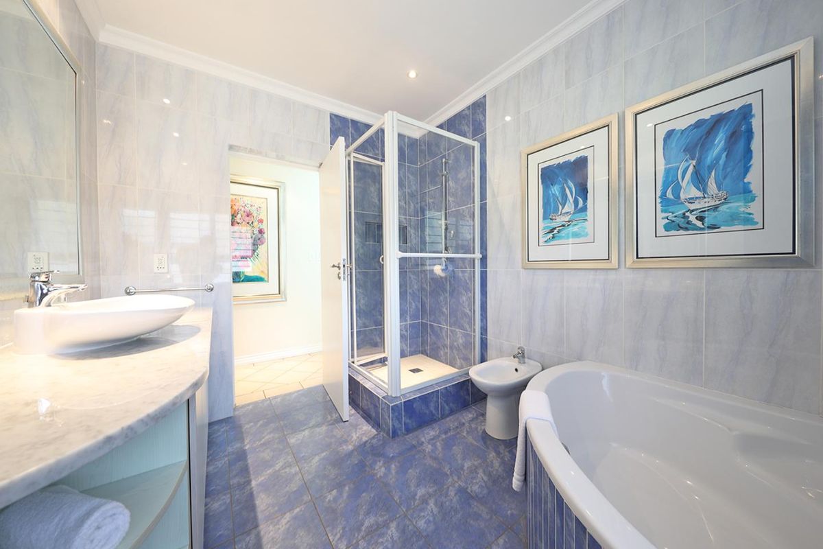 5 BEDROOM ARCHITECTURAL DREAM HOME IN PLATTEKLOOF - Photo 5