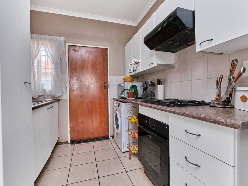 Charming Move-In Ready Upstairs Apartment – Perfect for First-Time Buyers! - Photo 7