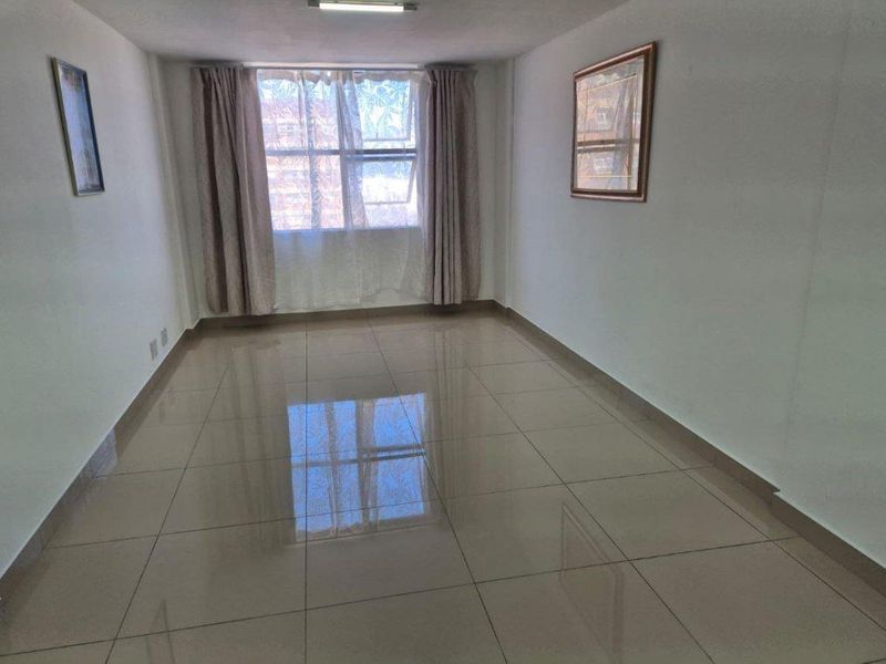 Bachelor flat for sale with harbour views. Ideal investment property that is situated in South Beach. - Photo 4