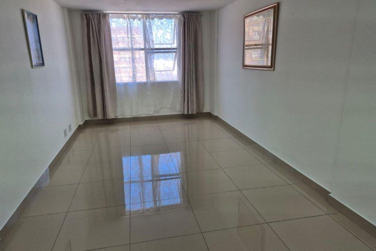 Bachelor flat for sale with harbour views. Ideal investment property that is situated in South Beach. - Photo 4