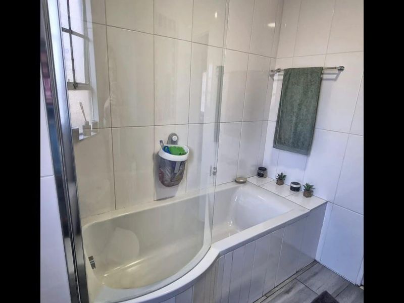 Ground floor apartment with enclosed patio and set in a secure complex - Photo 8