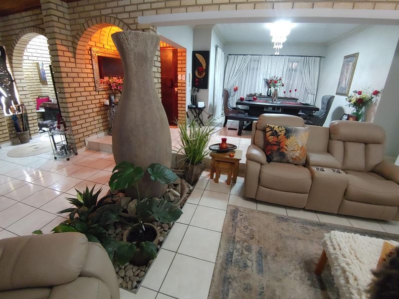 Modern Masterpiece with High Ceilings, Skylights & Massive Pool - Photo 9