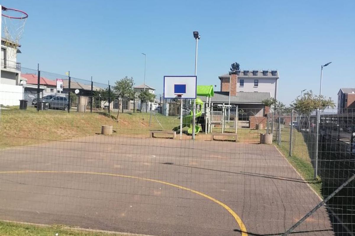 Eagles@Riverside R 560 000 - Neat 2 bed , 1 bath apartment - Photo 3