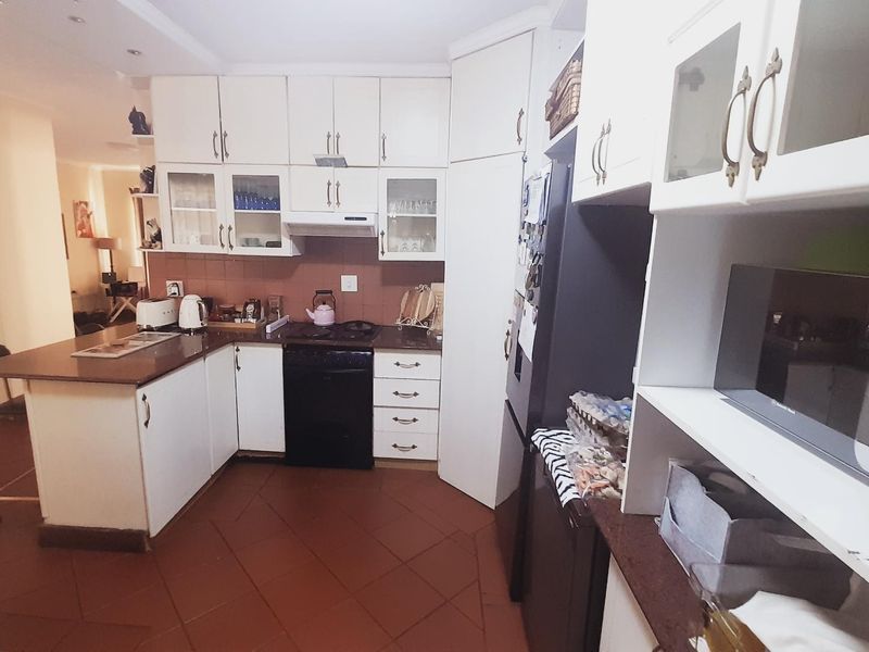 Charming 3-Bed Home in Kingfisher Village Awaits You - Photo 4