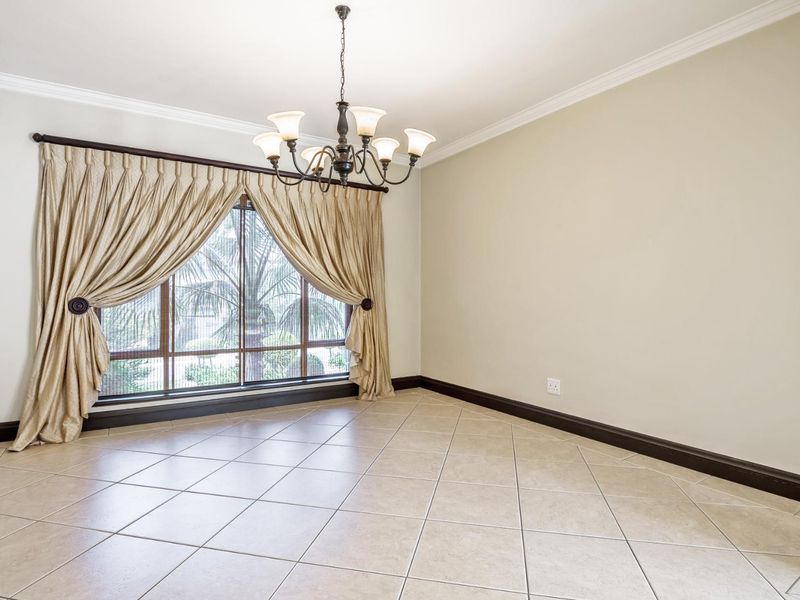 PERFECT HOME FOR ENTERTAINING - Photo 4