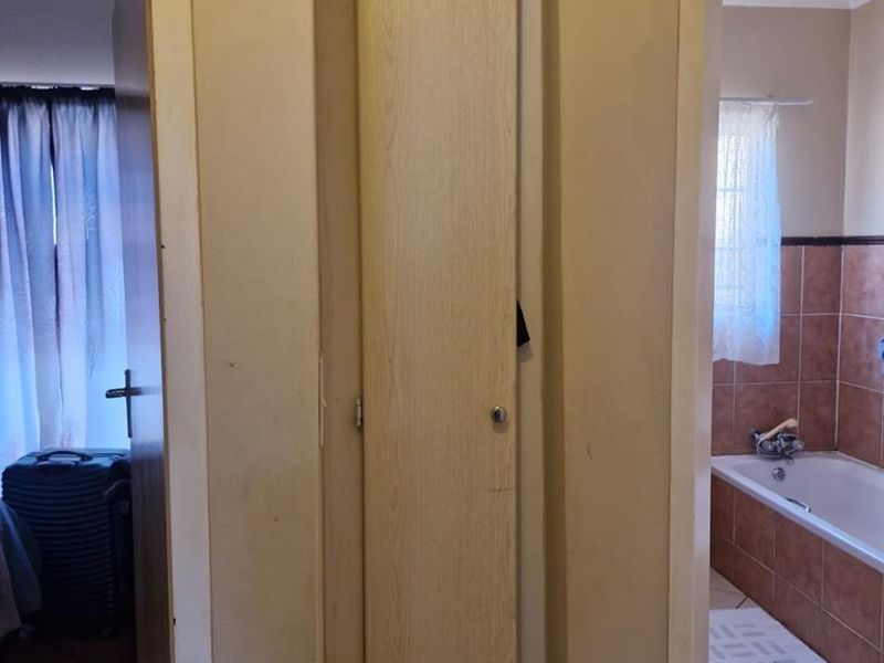 Modern 3-Bedroom Ground Floor Unit with Private Garden - Photo 9