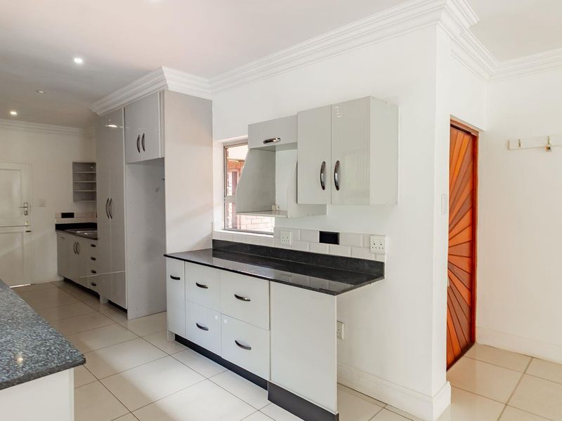 Modern, Newly Renovated 3-Bedroom Home with Solar & Entertainment Appeal in Prime Paulshof Location - Photo 6