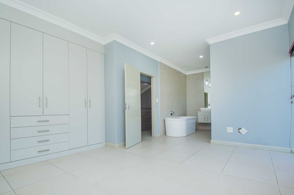 Overview of main bedroom