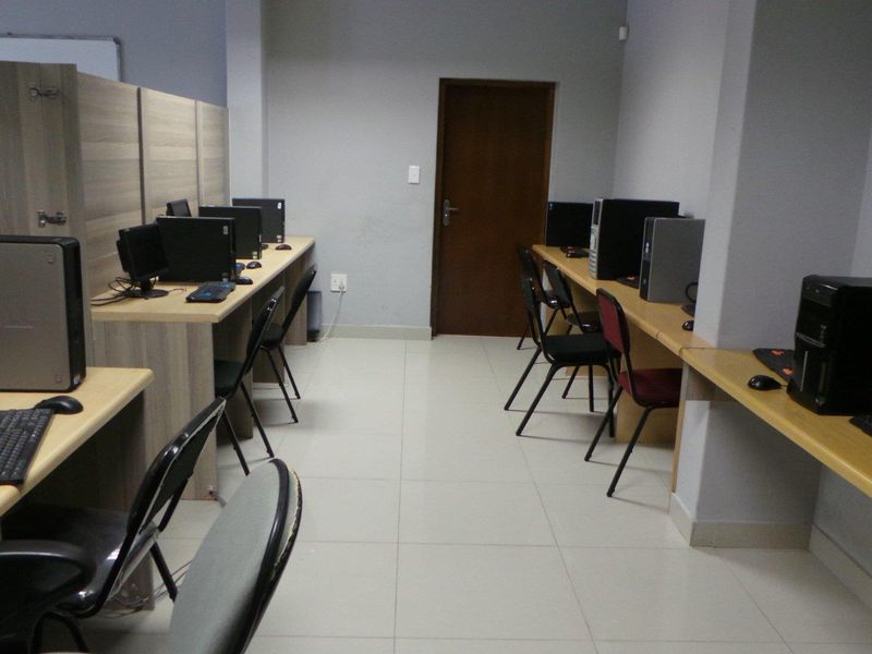 Commercial Property on busy road close to shopping center ! - Photo 10