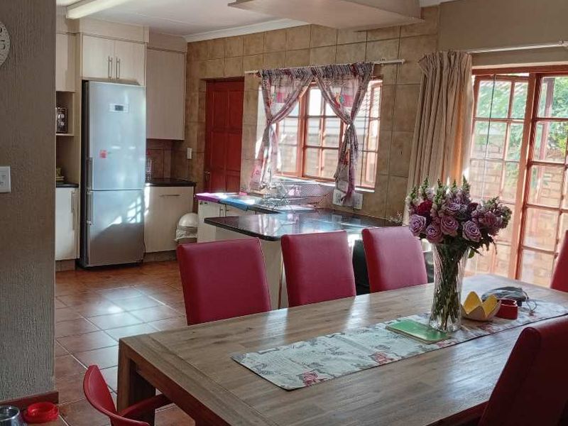 Modern 3-Bedroom Townhouse in Sought-After Complex For Sale! - Photo 10