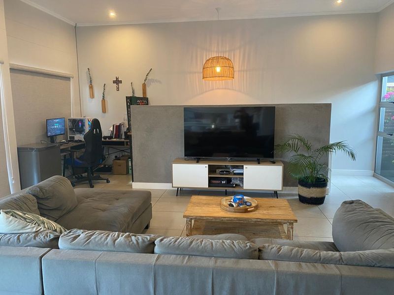 Excuiste House for Sale in Palm Lakes Estate - Photo 4