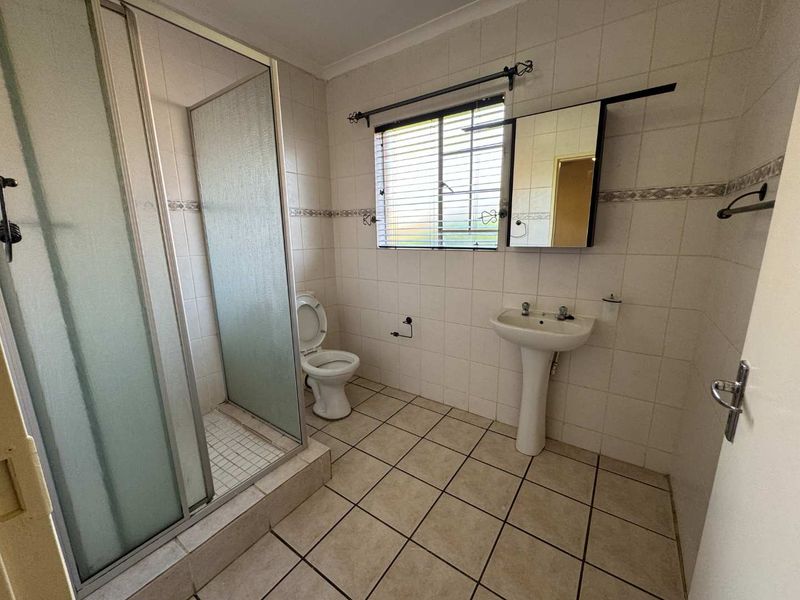 Stunning 3 bedroom townhouse to rent in Weltevredenpark - Photo 3