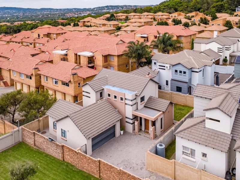 **Charming Family Haven in Highlands Estate** - Photo 2