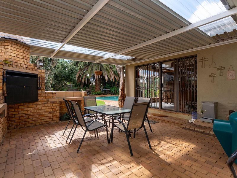 Spacious 3-bedroom family home in Kempton Park Ext 4 on a large 1115sqm stand. - Photo 4