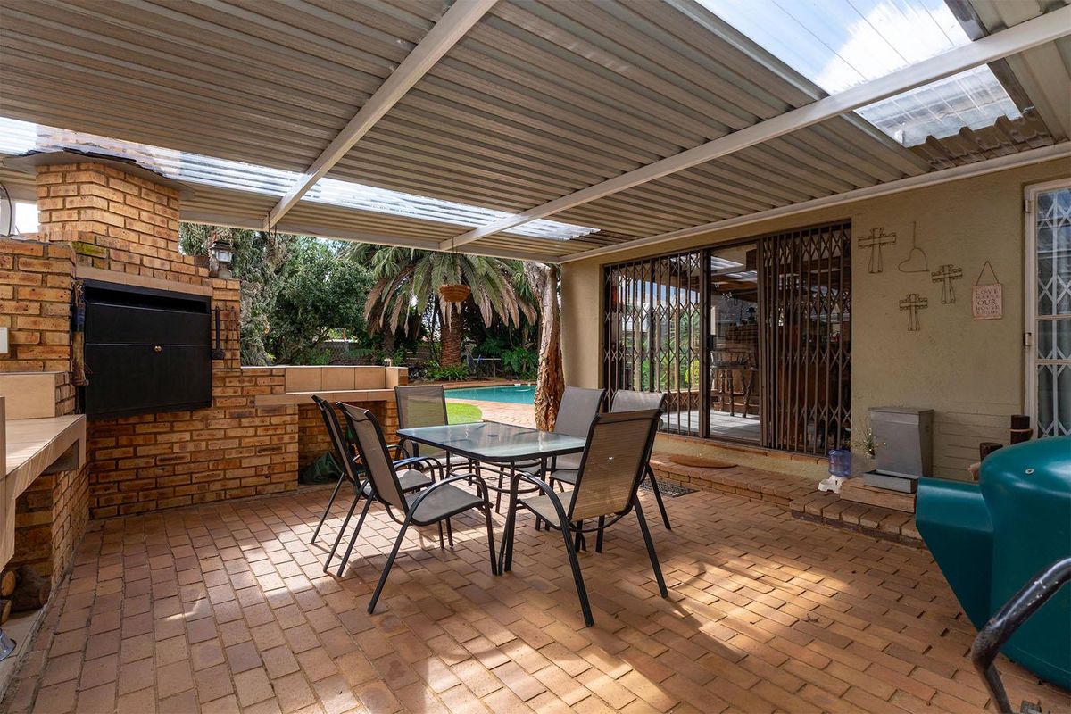 Spacious 3-bedroom family home in Kempton Park Ext 4 on a large 1115sqm stand. - Photo 4