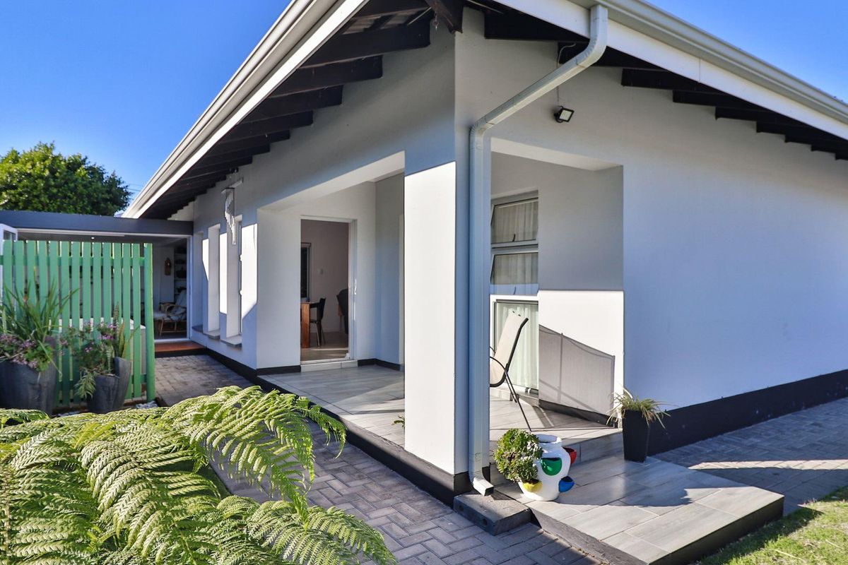 Bayview beauty: Privacy, security, and style combined! - Photo 3