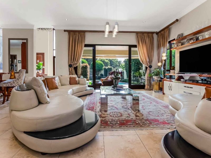 DESIRABLE MOVE-IN READY FAMILY HOME - NESTLED IN THE QUIET HAWTHORN VILLAGE ESTATE - Photo 9