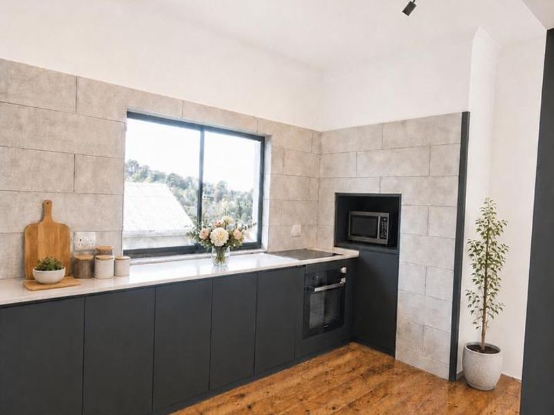 Freshly renovated, unfurnished family home with mountain and city views - Photo 6