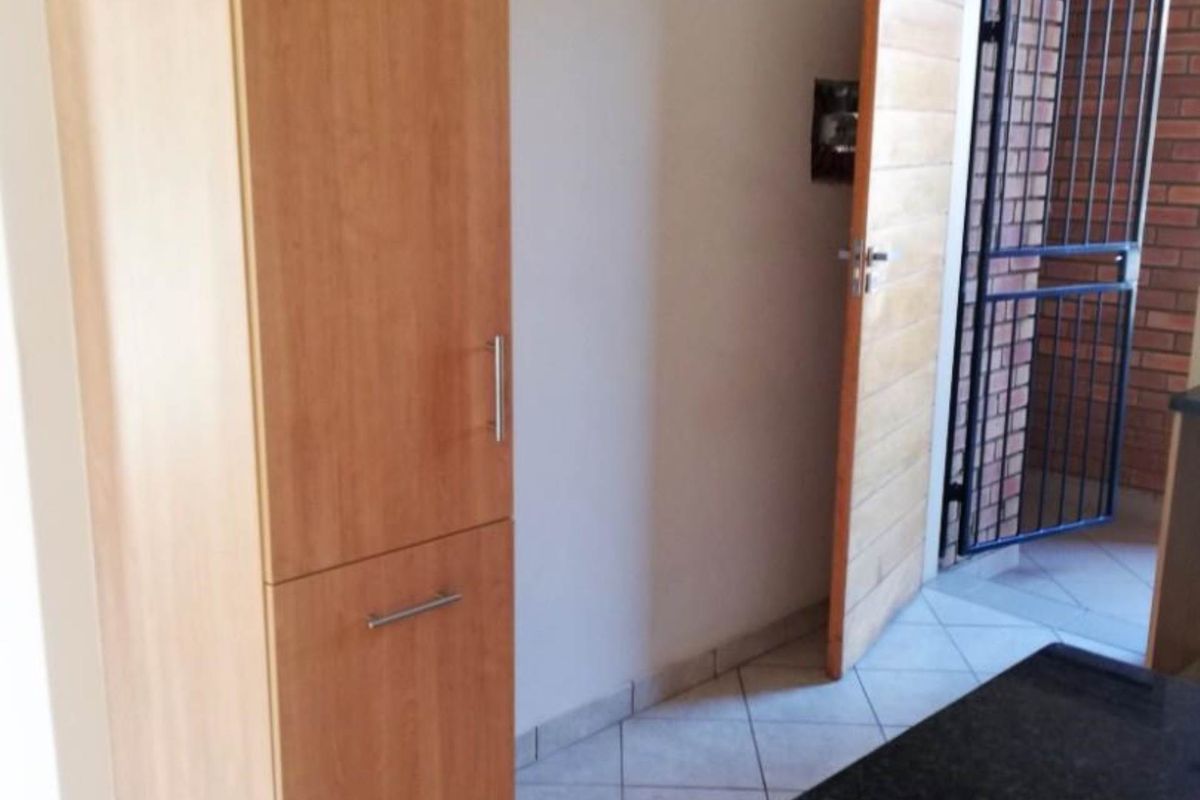 2 Bedrooms / 1 Bathroom / 1 Carport /  First floor Apartment - Photo 5