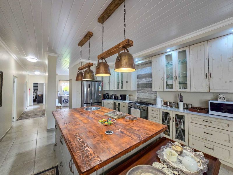 Three bedroom family home for sale in sought after area of Stilbaai. - Photo 6