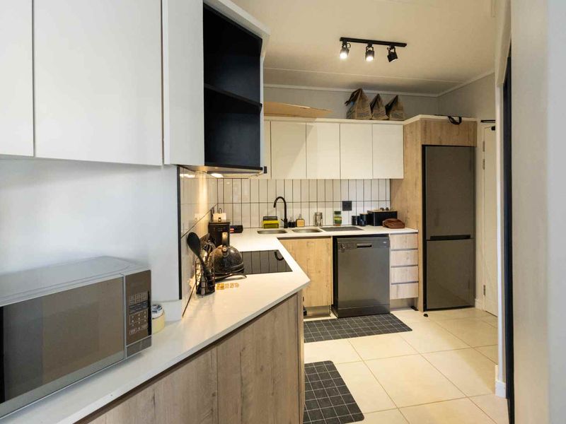 Contemporary 1-Bedroom Apartment in Secure Mooikloof Estate - Photo 5