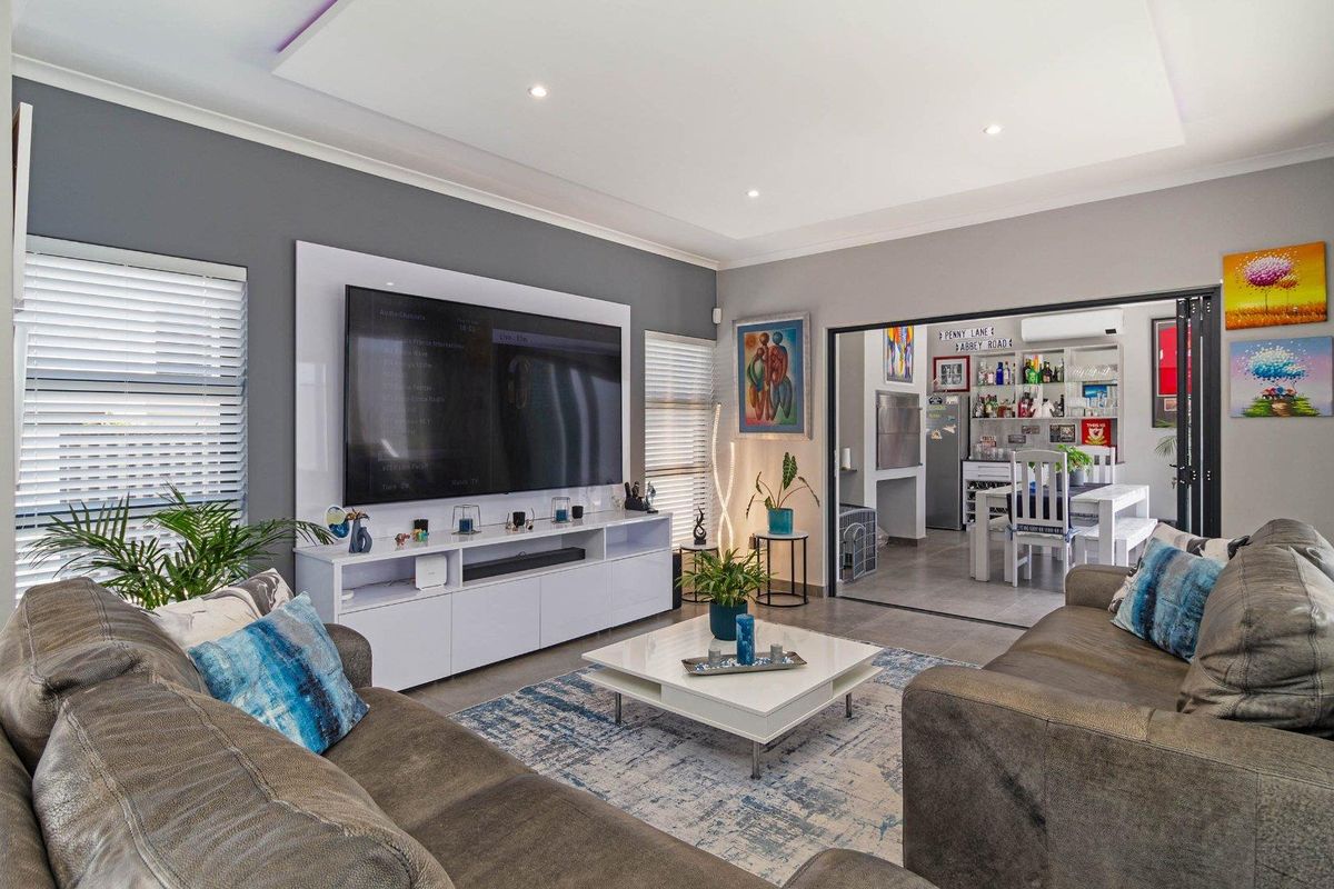 Stunning Architecturally Designed Family Home – A True Entertainer’s Dream in Sought after Sandown - Photo 2