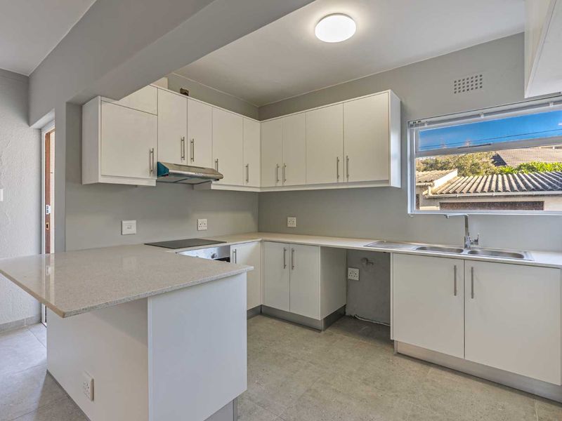 Exceptional Position Close to Sea Point’s Lively Cosmopolitan Scene - Photo 4