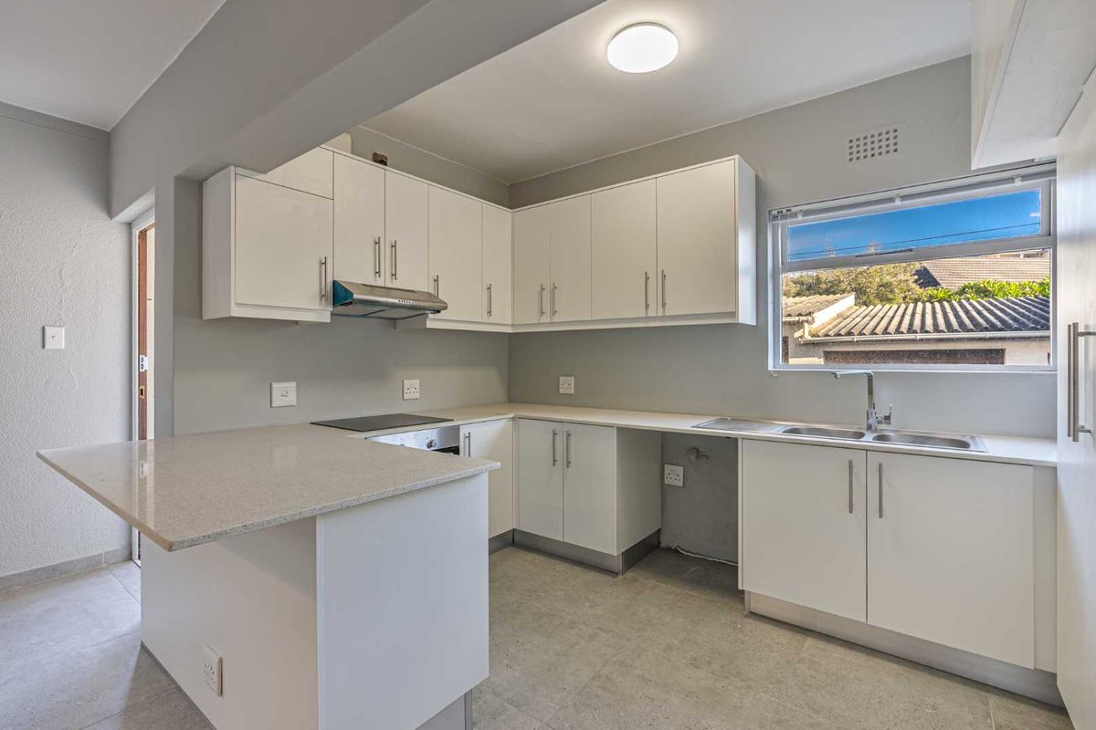 Exceptional Position Close to Sea Point’s Lively Cosmopolitan Scene - Photo 4