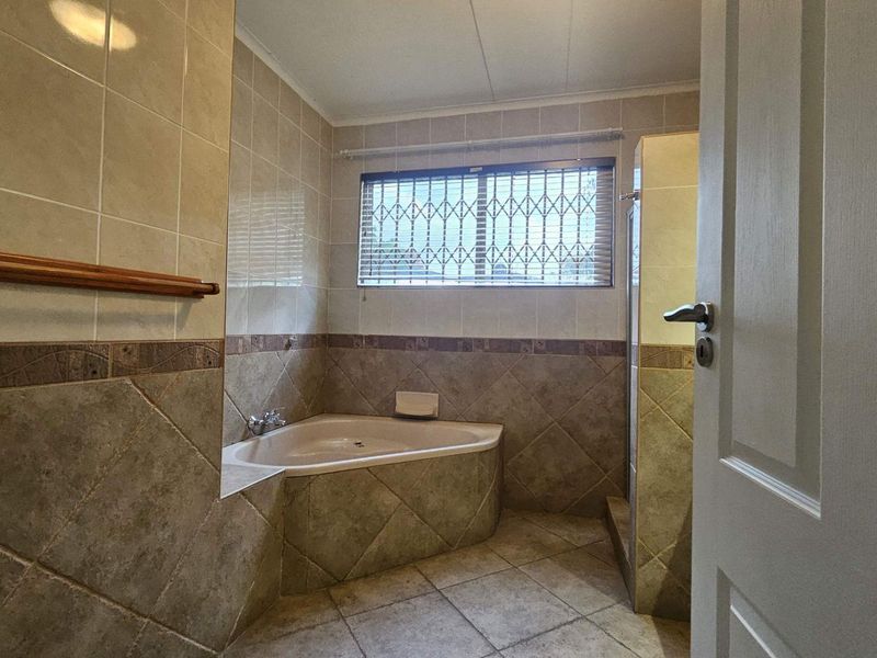 Elegant Family Home in Eros with Expansive Views to rent - Photo 10