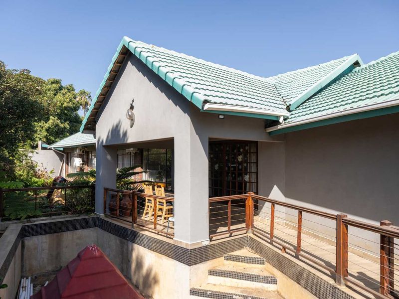 Spacious Haven 4-Bed Home with Pool, Flatlets & 6 Garages - Photo 2