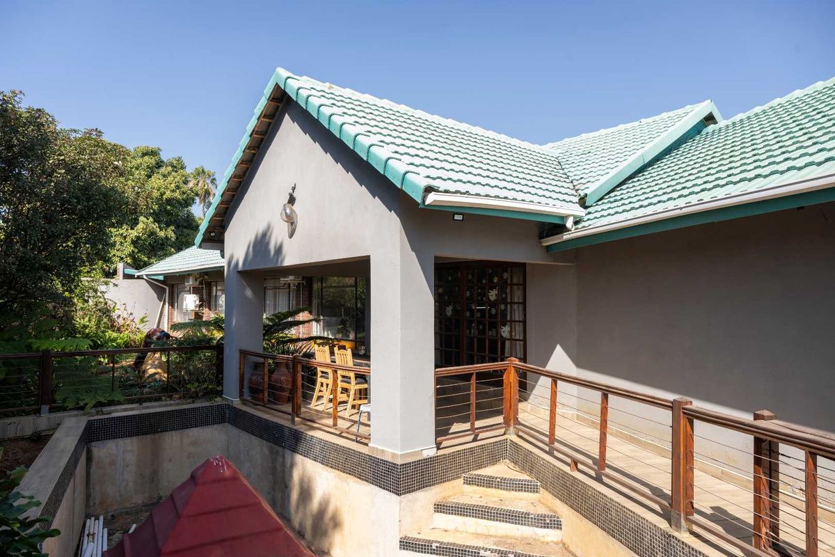 Spacious Haven 4-Bed Home with Pool, Flatlets & 6 Garages - Photo 2