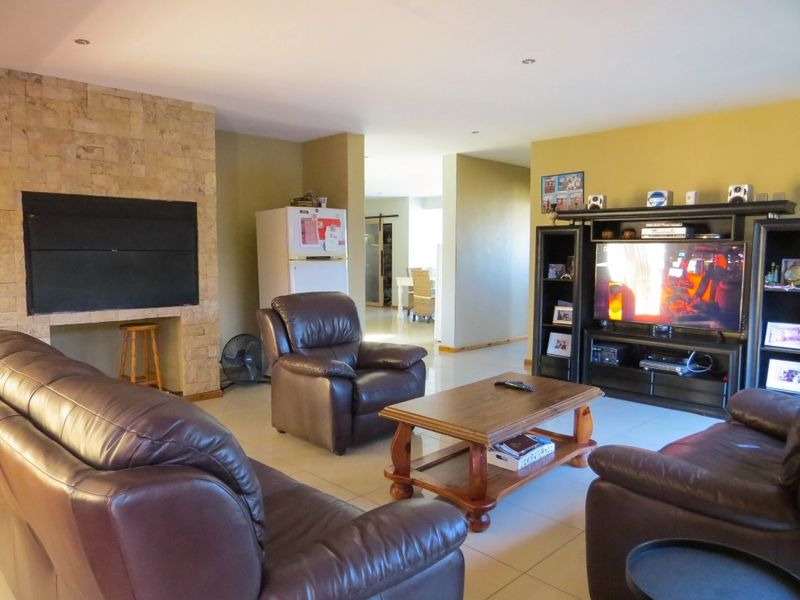 SPACIOUS 4 BEDROOM HOME SWAKOPMUND - Photo 7
