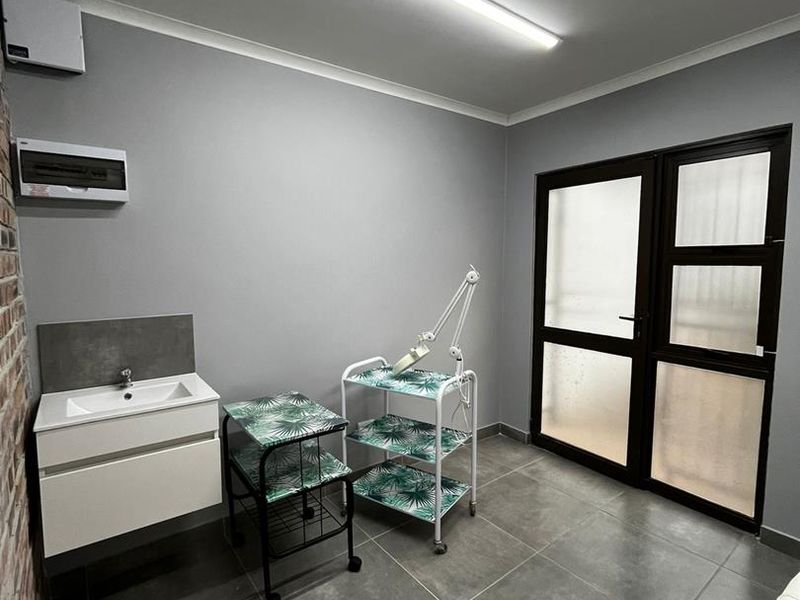 Prime Office & Wellness Space Perfect for Medical & Beauty Pros - Photo 4