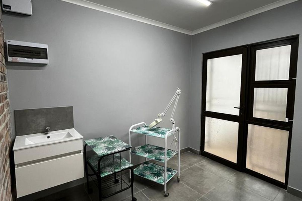 Prime Office & Wellness Space Perfect for Medical & Beauty Pros - Photo 4