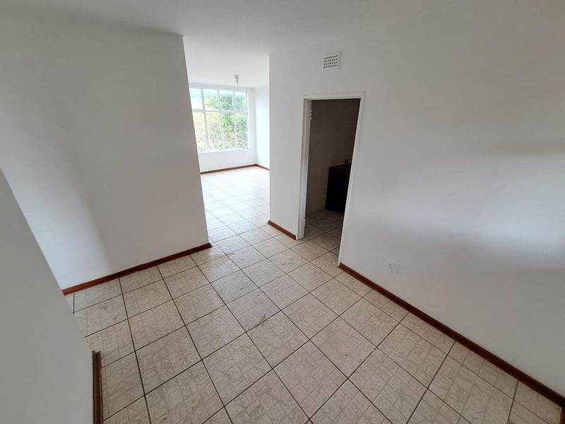 Charming 2-Bedroom Apartment in Empangeni's Fairview: Bright Living with Modernisation Potential - Photo 10