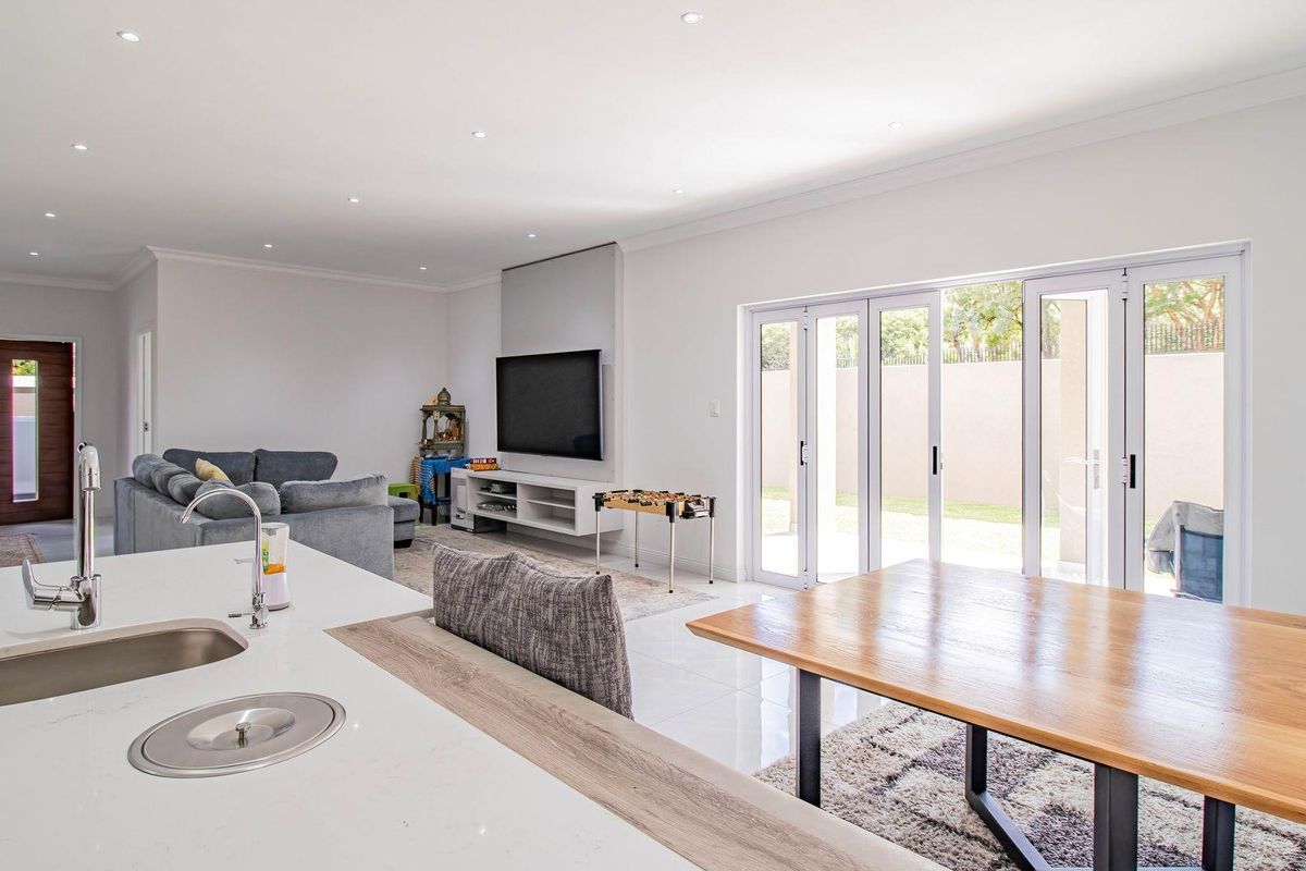 Luxurious 4 Bedroom Family Home in Exclusive Ten Ten Estate, Craigavon - Photo 4