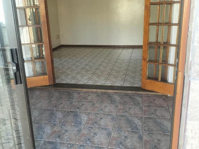 Charming Bachelor's Flat with Inclusive Utilities and Covered Parking - Photo 1