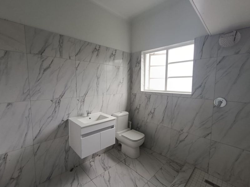 Newly Renovated 2-Bedroom Apartment in Sea Point - Photo 10
