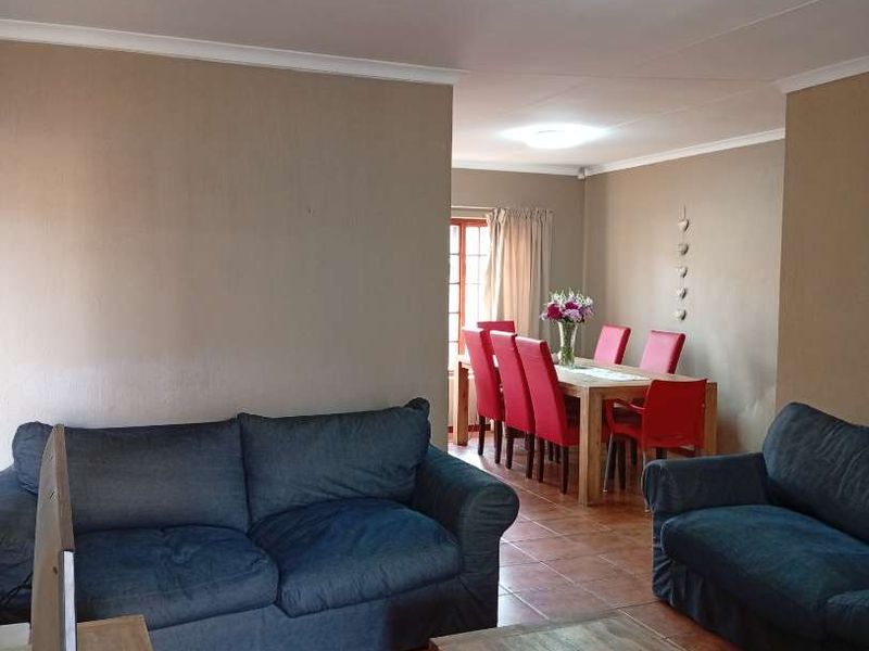 Modern 3-Bedroom Townhouse in Sought-After Complex For Sale! - Photo 9