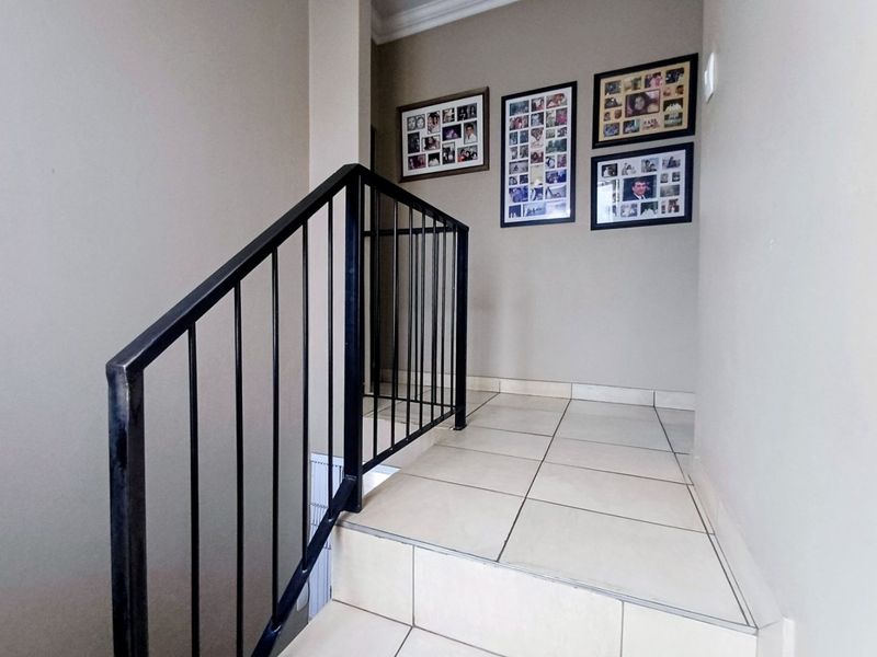 Modern, double storey cluster in secure estate - Photo 7