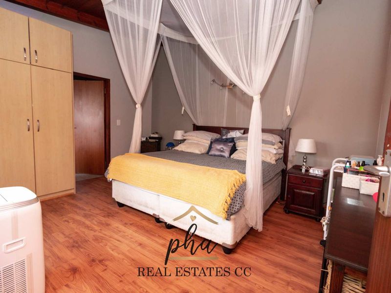 House with two flats For Sale, Swakopmund CBD with Business rights - Photo 9