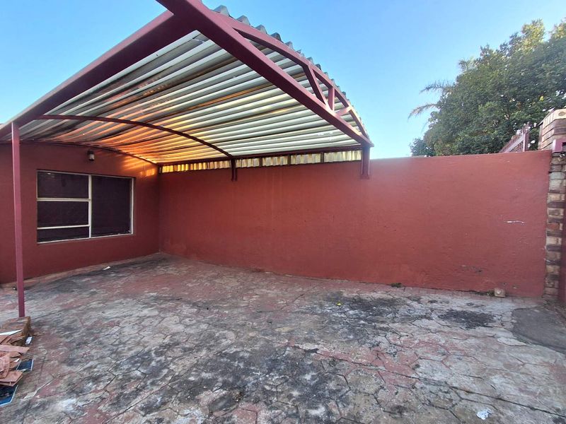 Three bedrooms house for sale in Atteridgeville - Photo 4